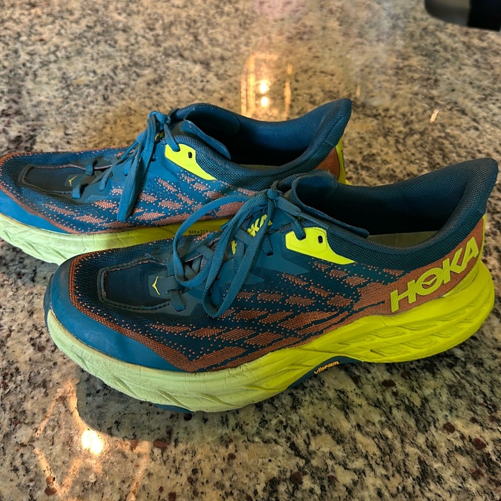 Hoka One Speedgoat 5 Mens size 10D Blue Coral Evening Primrose